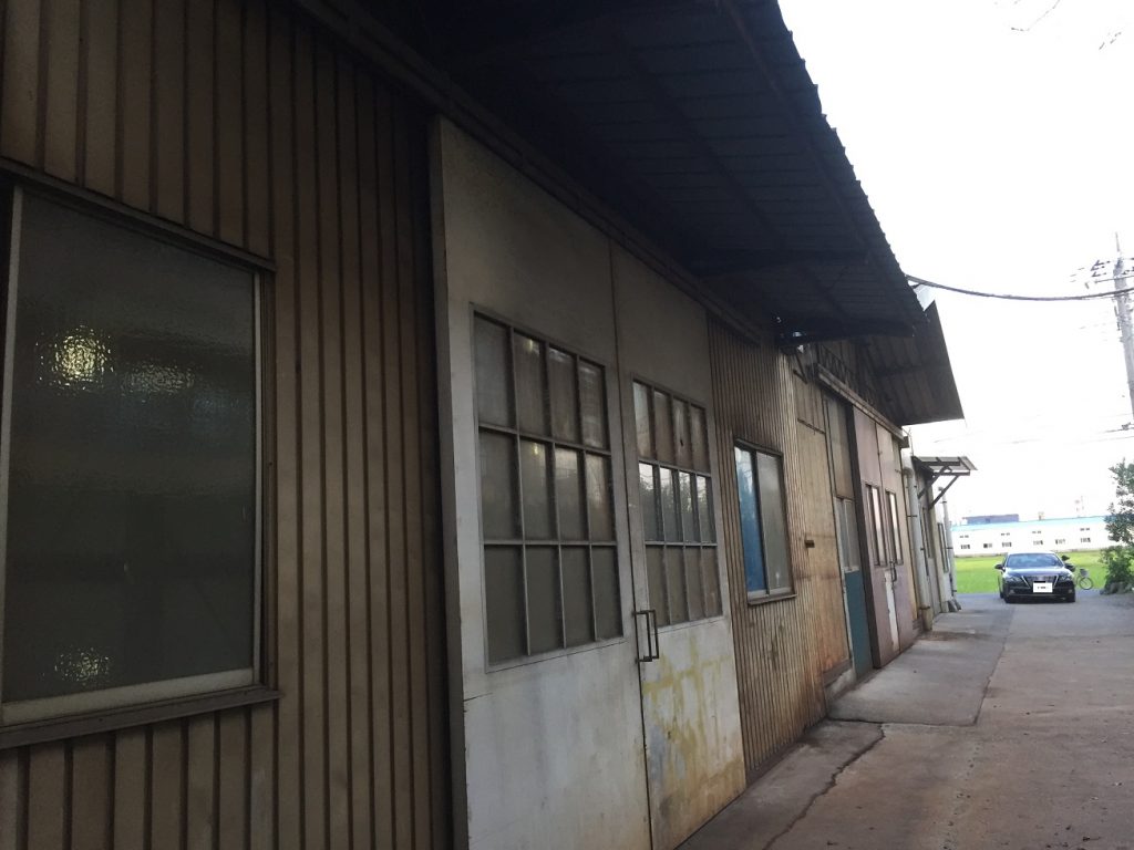 古い倉庫全塗装ビフォーアフターお見せします　越谷市　カフェのような倉庫